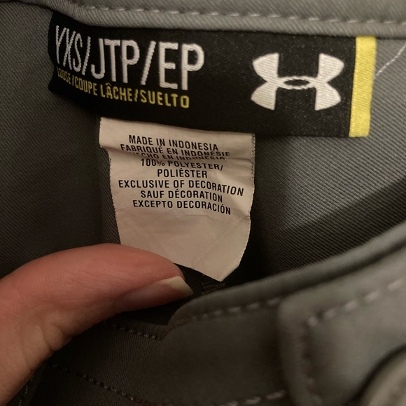 Boy’s Under Armour Grey Shorts with extra pocket and adjustable waistband - Picture 4 of 6